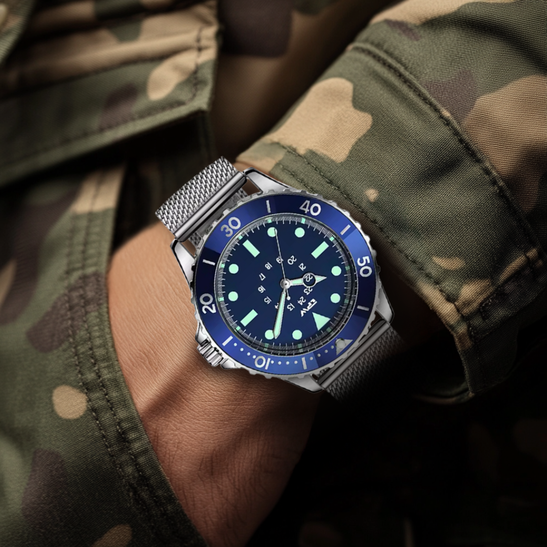 Tactical field watch in dive style