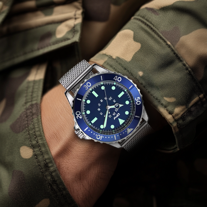 Tactical field watch in dive style