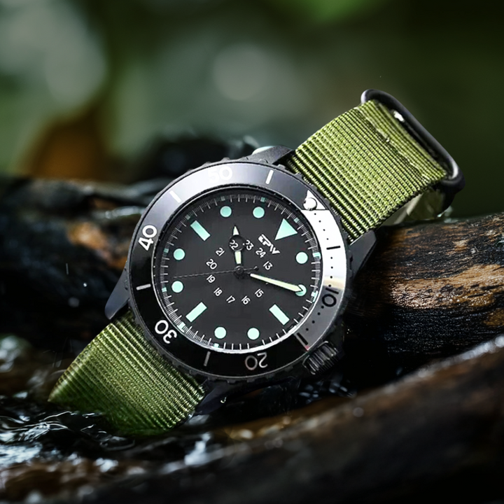 Tactical field watch in dive style